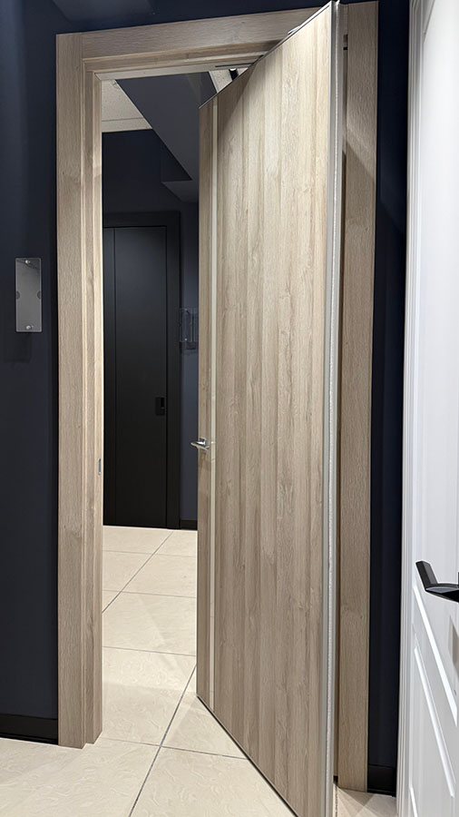 Поворотная дверь в интерьере