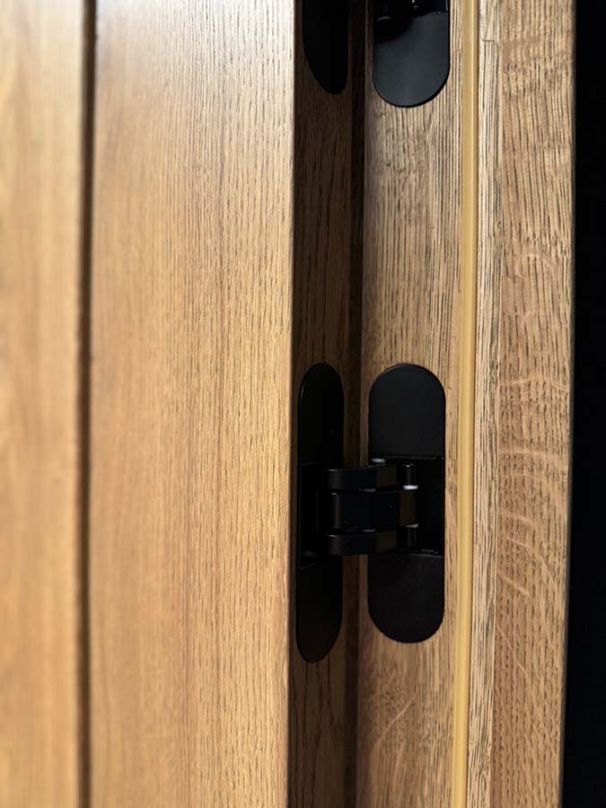 Фото скрытых петель на двери и коробке