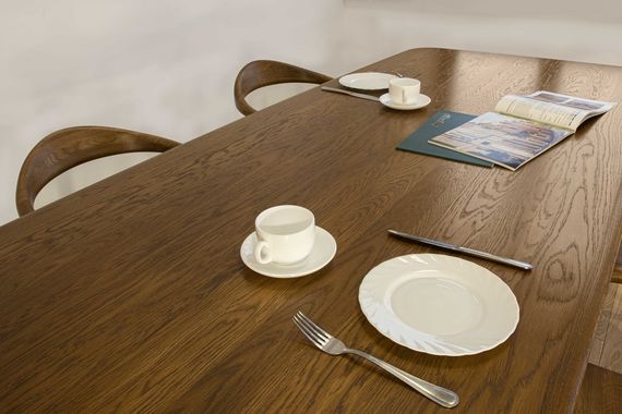 Стол Сована обеденный цвет коньяк из массива дуба