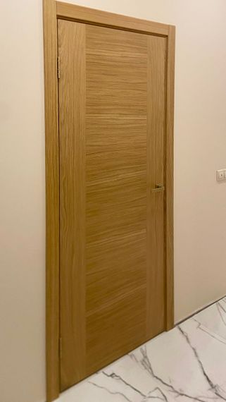 Фотография двери классика люкс в цвете дуб без стекла после нашего монтажа