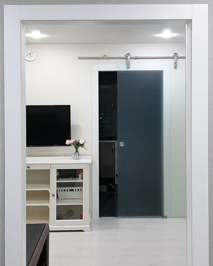 Фото установленной нами двери стекло матовое бесцветное в раздвижной системе Loft