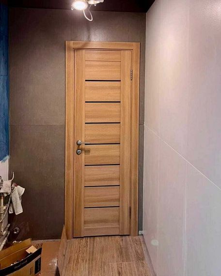 Межкомнатная дверь экошпон Legend ЛУ-7 орех стекло белый триплекс после нашего монтажа