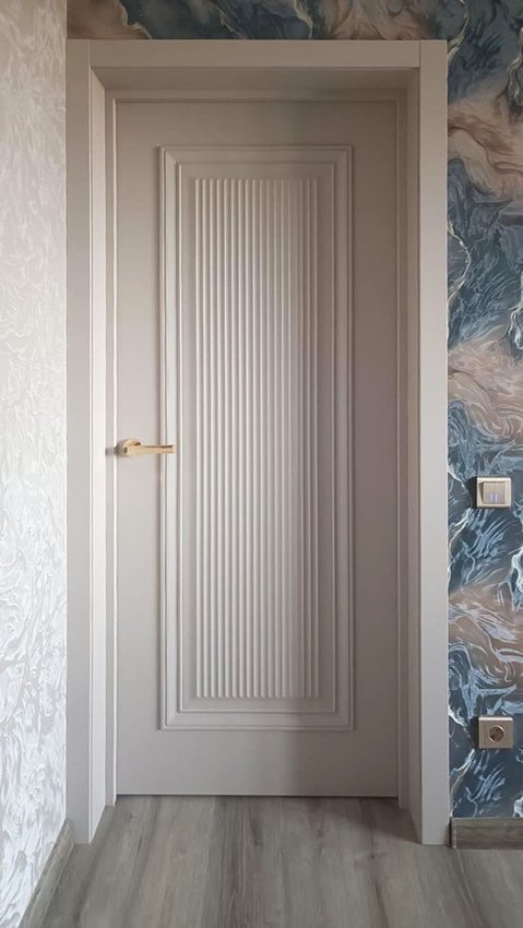 Межкомнатная дверь эмаль Парма 1 В2 белая глухая в реализованном проекте