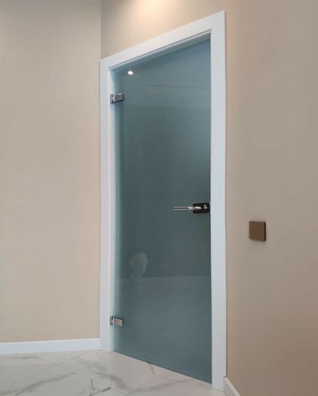 Фото стеклянной двери АКМА Лайт стекло бесцветное матовое в телескопическую коробку и наличники после нашего монтажа