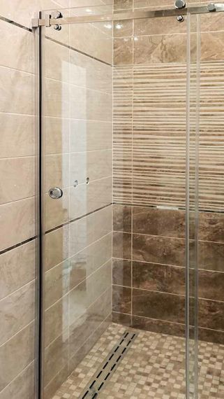 Раздвижное душевое ограждение 180 прозрачное после нашего монтажа