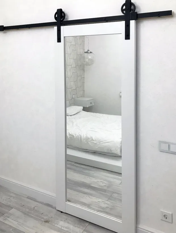 Дверь на амбарном механизме Турин 501.2 белый снежный с зеркалом