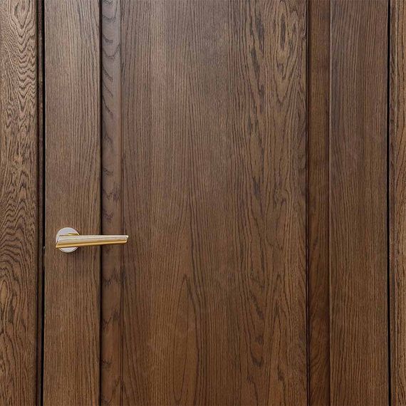 Фото межкомнатной двери массив дуба без сучка Дверцов Кастро глухая дуб табак в деталях 2