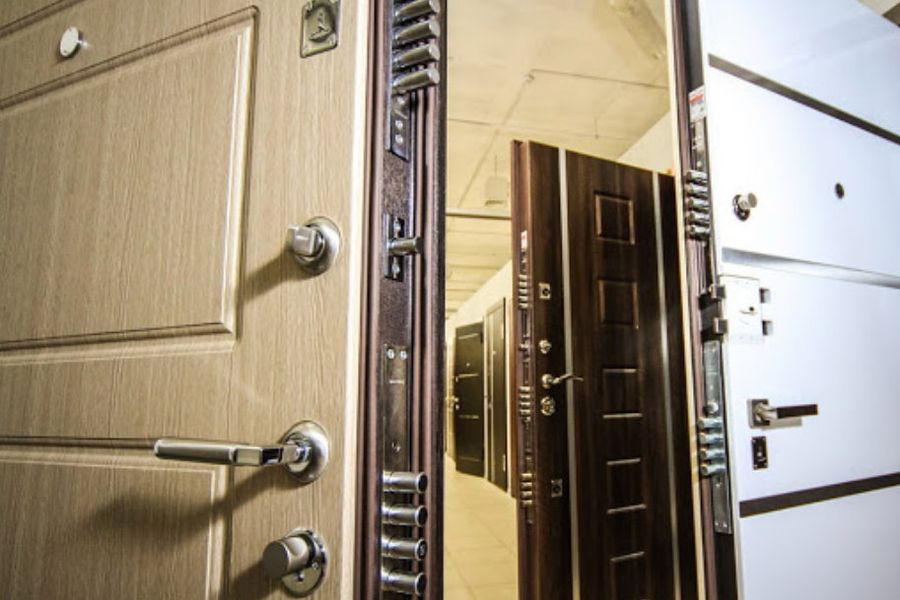 Как выбрать хорошую усиленную дверь