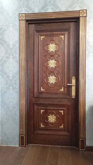 Реализованный проект с дверью Монако кофе патина золото после нашего монтажа