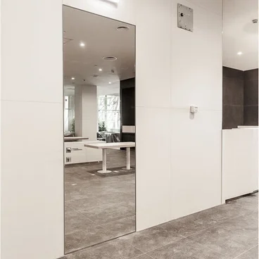 Скрытая алюминиевая дверь Диамандс зеркалом с одной стороны и покрытием Egger с другой