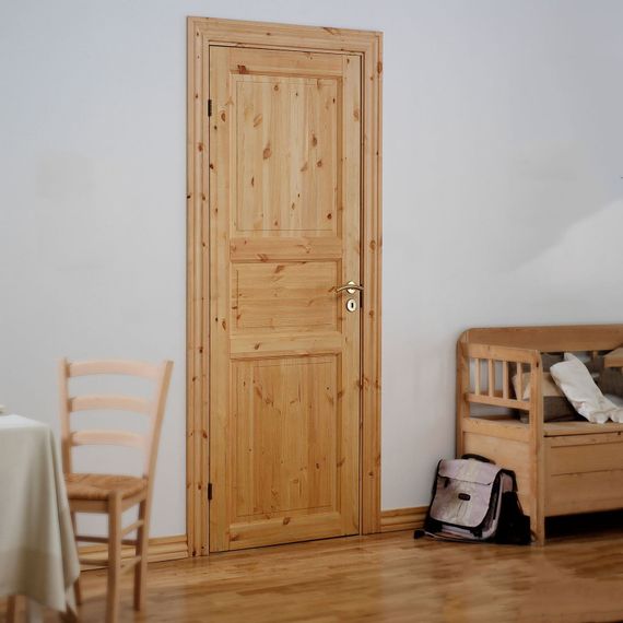 Финская дверь с четвертью массив сосны Традиция прозрачный лак глухая