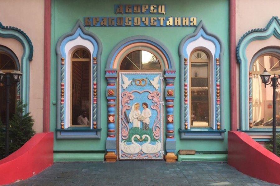 Красивые двери с улиц Москвы