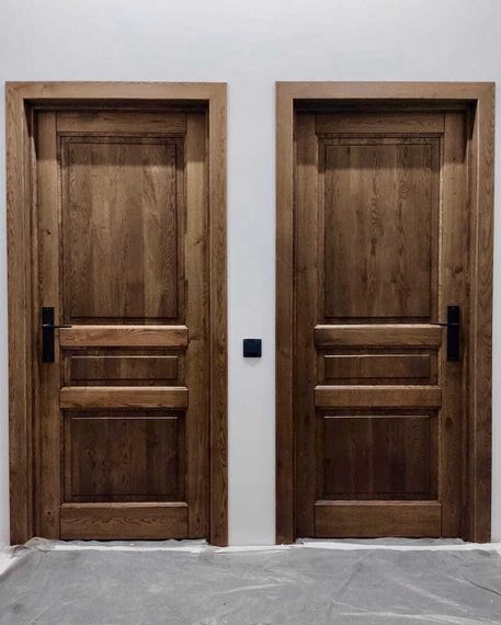 Фотография межкомнатных дверей из массива ольхи ОКА Валенсия античный орех глухих после нашего монтажа