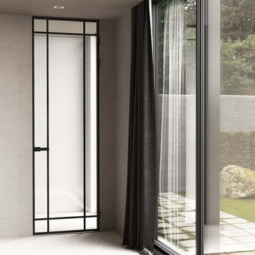 Межкомнатная алюминиевая дверь в скрытом коробе Loft 21 стекло прозрачное бесцветное