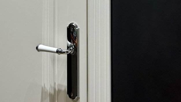 Уход за эмалевыми дверями