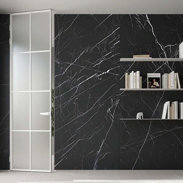 Межкомнатная алюминиевая дверь в скрытом коробе Loft 16 стекло матовое бесцветное