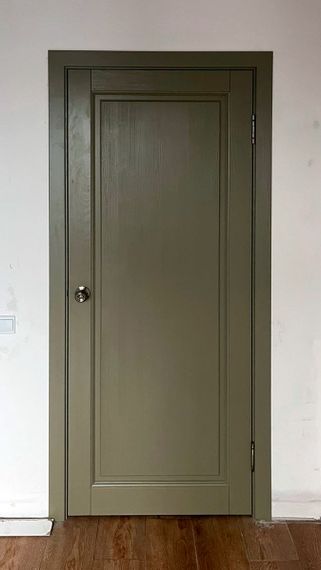 Фото двери массив сосны ОКА Андромеда Браш эмаль олива глухая после нашего монтажа