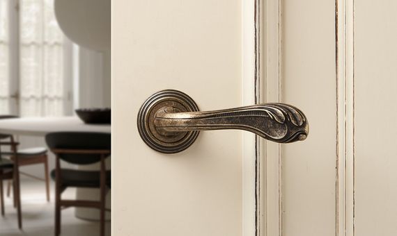 Дверная ручка Adden Bau - Fabio V210 состаренная бронза в интерьере