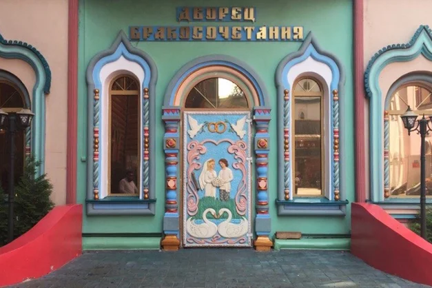 Красивые двери с улиц Москвы