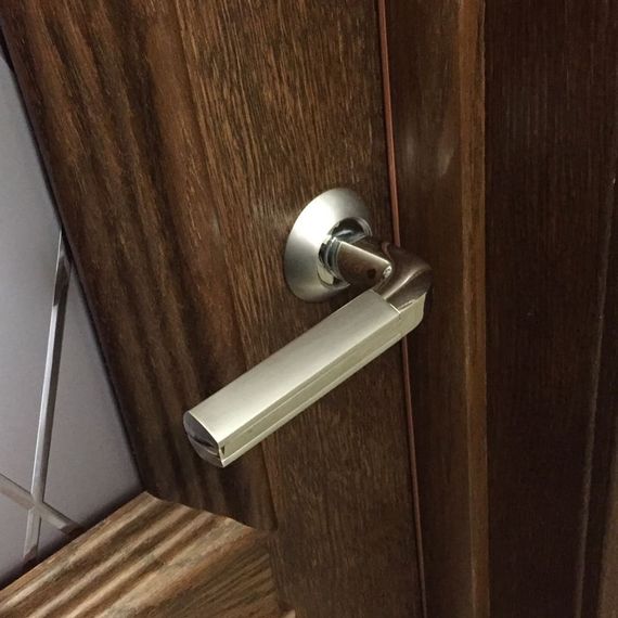 Фотография ручки Archie SO1O 9699 в цвете матовый хром на двери