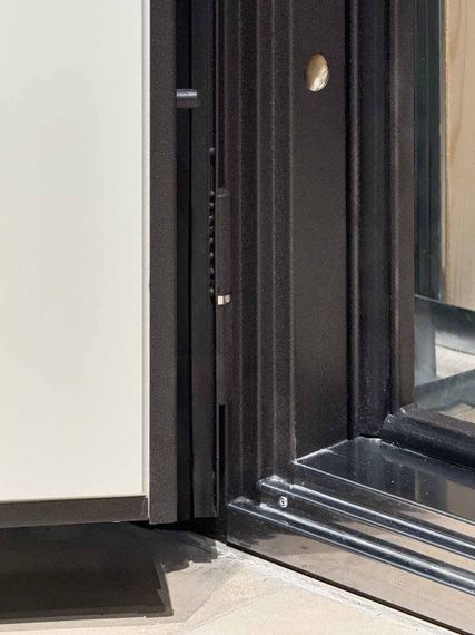 Входная уличная дверь Сибирь Термо муар меланж махагон ПВХ белый матовый