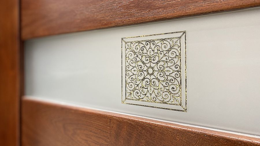 Великолепие витражных дверей: изысканность и функциональность в одном