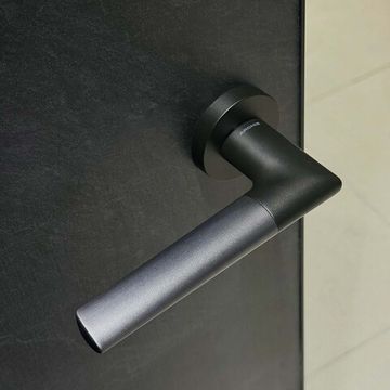 Дверная ручка с антибактериальным покрытием Barrera чёрная матовая платиново-серая