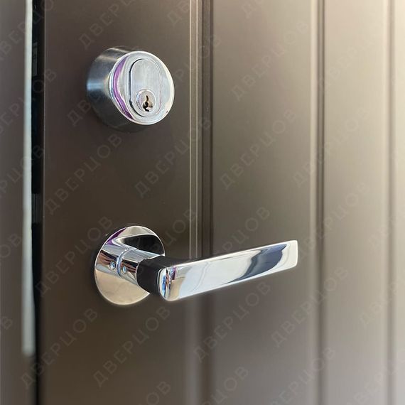 Входная дверь из массива VO2 коричневая