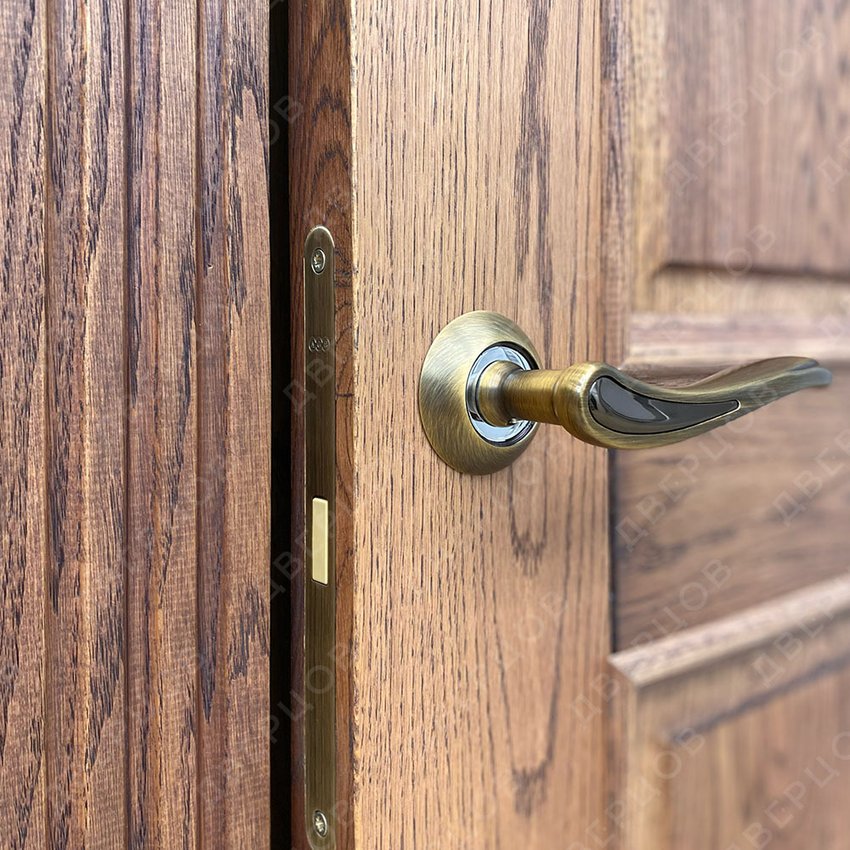 Межкомнатная дверь массив дуба с багетом Болонья остеклённая дуб коньяк