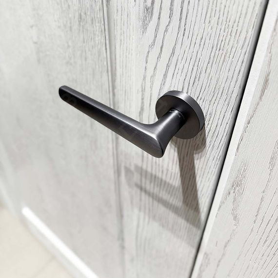 Межкомнатная дверь массив дуба эмаль Дверцов Кастро остеклённая белый RAL9019