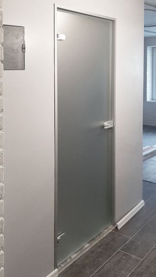 Фото стеклянной двери АКМА Лайт стекло бесцветное матовое в алюминиевую коробку тип Z после нашего монтажа