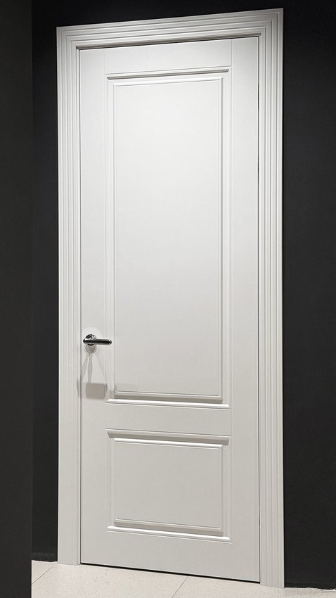 Фото белой двери Классика 2 в тёмном интерьере