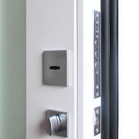 Входная дверь Эверест белая со стеклянной вставкой внутри