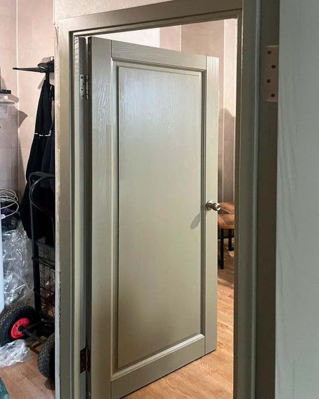 Межкомнатная дверь массив сосны ОКА Андромеда Браш эмаль олива глухая после нашего монтажа