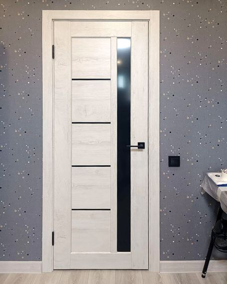 Межкомнатная дверь CPL Мехико дуб снежный стекло чёрное после нашего монтажа