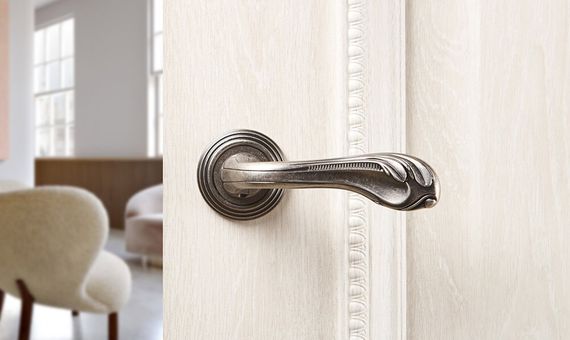 Дверная ручка Adden Bau - Fabio V210 состаренное серебро в интерьере