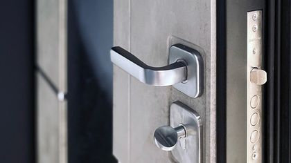 Варианты отделки входной двери изнутри квартиры