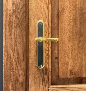 Ручка на планке для межкомнатной двери Callisto PL02 латунь полированная