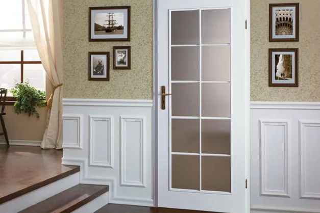 Преимущества межкомнатных классических дверей со стеклом