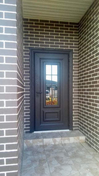 Фото входной уличной двери Regidoors Сибирь Термо муар меланж после нашей установки