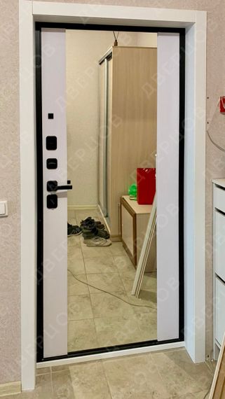 Входная дверь Regidoors Орбита Z чёрная шагрень / белая шагрень с зеркалом Z после нашего монтажа