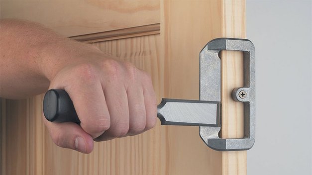 На каком расстоянии ставятся петли на дверь?