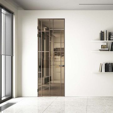 Межкомнатная алюминиевая дверь покрытая шпоном в скрытом коробе Loft 14 стекло бронзовое прозрачное