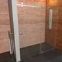 Раздвижное душевое прозрачное ограждение в нишу с одним открывающимся дверным полотном и одним неподвижным полотном