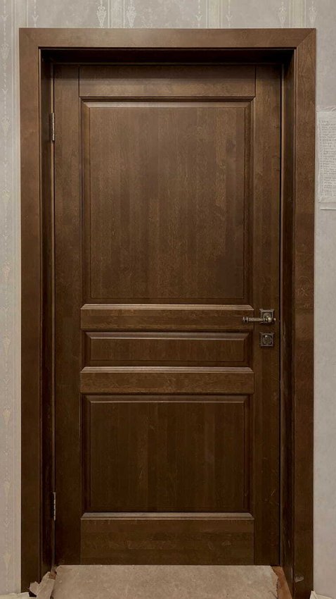 Фотография межкомнатной двери из массива ольхи ОКА Валенсия античный орех глухая после нашего монтажа
