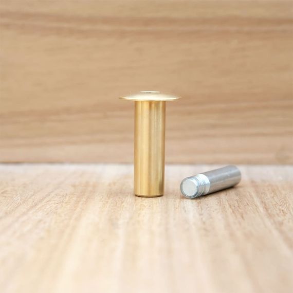 Фото магнитного скрытого стопера Fantom Hardware в цвете латунь