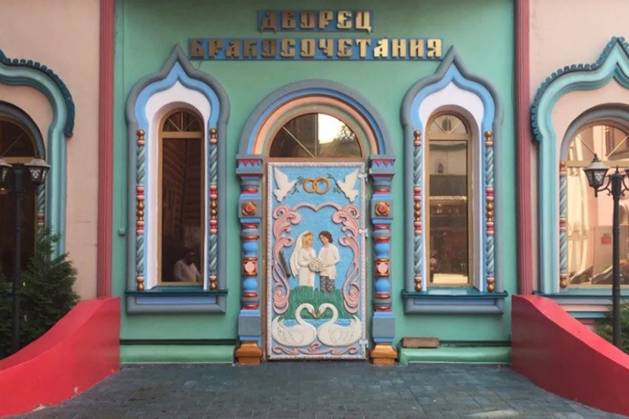 Красивые двери с улиц Москвы