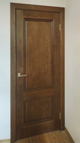 Межкомнатная дверь шпон Прага ШП медовый дуб глухая после нашего монтажа