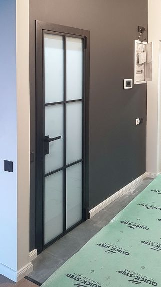 Фото межкомнатной двери алюминиевой Profil Doors 3AG чёрная матовая стекло матовое после нашего монтажа