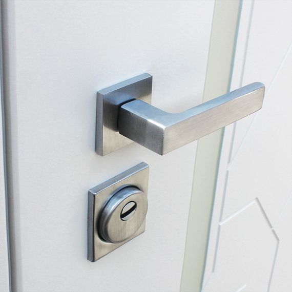 Входная дверь Эверест белая с зеркалом внутри